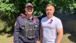 Полицейские и общественники Белгородского района присоединились к акции «Российский триколор»