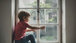Комиссия по делам несовершеннолетних Белгородского района напоминает об опасности открытого окна