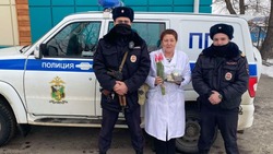 Сотрудники ОМВД России по Белгородскому району поздравили женщин с праздником весны