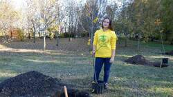 Студентка аграрного университета посадила дерево на аллее первокурсников