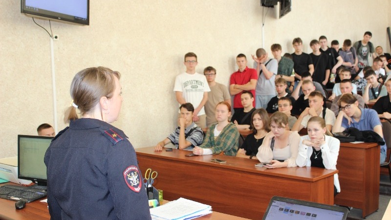Транспортные полицейские Белгорода научили подрастающее поколение распознавать сетевых мошенников