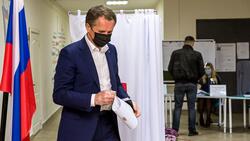 Вячеслав Гладков проголосовал на участке в лицее №9 города Белгорода