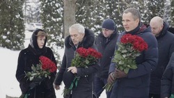 Вячеслав Гладков возложил цветы к мемориалу Василия Горина в Бессоновке
