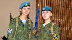 Белгородки прыгали с парашютом и разбирали автомат с женским изяществом