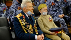 Белгородские росгвардейцы провели персональный парад для ветерана Николая Зинченко