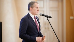 Вячеслав Гладков передал Ордена Мужества и медали «За отвагу» семьям военнослужащих