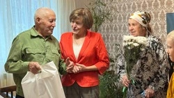 Анна Куташова поздравила с 90-летием жителя села Пушкарное