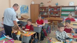 Инспектор ГИБДД провёл акцию «Двухколесная безопасность» с учениками Бессоновской СОШ 