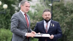 Вячеслав Гладков вручил нагрудный знак «Почётный гражданин Белгородской области» Евгению Поддубному