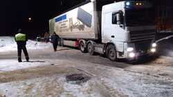 Белгородские автоинспекторы оказали помощь водителю застрявшей на дороге фуры