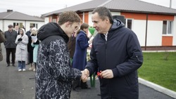 Губернатор Вячеслав Гладков вручил ключи от нового жилья детям-сиротам