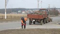 Сотрудники МКУ «Благоустройство п. Дубовое» начали уборку территории после весны