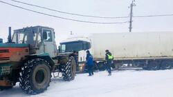 Белгородские полицейские помогли водителю вытащить грузовик из кювета