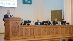 Губернатор Евгений Савченко вручил премии и дипломы на девятнадцатых Лихановских чтениях
