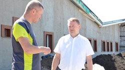 Замминистра строительства Владимир Губарев проверил ход работ в двух школах Белгородского района