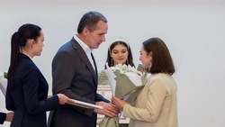 Вячеслав Гладков наградил денежными сертификатами стобалльников 