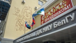 Специалисты наносят изображение медсестры на белгородский колледж