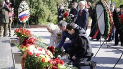 Вячеслав Гладков вместе со своей семьёй принял участие в патриотической акции «Волна памяти»