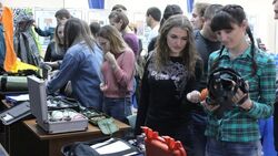 Белгородские студенты надевали противогазы и примеряли защитную одежду