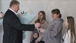 Владимир Перцев вручил ключи от нового жилья многодетной семье из Журавлёвки 