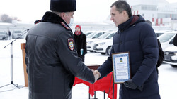 Вячеслав Гладков вручил участковым ключи от служебных автомобилей и жилья