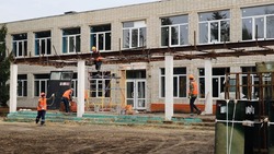 Строители утеплят фасад Хохловской школы в Белгородском районе