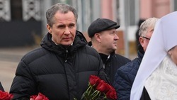 Вячеслав Гладков возложил цветы к стихийному мемориалу – арт-объекту «Сердце» в Белгороде