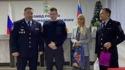Начальник ОМВД России по Белгородскому району и общественники поздравили ставшего отцом полицейского