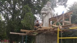 Капитальный ремонт памятника ВОВ продолжился в парке имени Юрия Гагарина посёлка Октябрьский