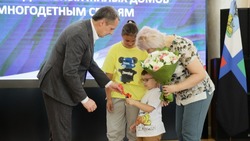 19 многодетных семей из Белгорода получили ключи от нового жилья