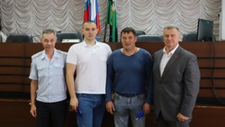 Владимир Перцев встретился с задержавшими преступника жителями Белгородской области
