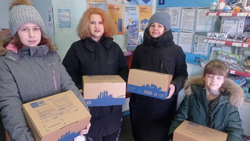 В два района отправлены. Фото белгородских волонтеров. Подарок на 23 мальчикам в школе. Подарки семьям военнослужащих. Посылка для солдата в школе.