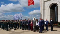 Владимир Перцев возложил цветы к памятнику Победы «Звонница»