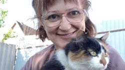 Кошка Фрида помогла белгородке Ларисе Друниной представить рецепт аппетитного холодника