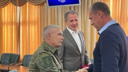 Вячеслав Гладков передал государственные и ведомственные награды белгородцам