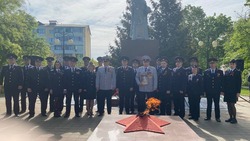 Сотрудники ОМВД России по Белгородскому району возложили цветы к братской могиле