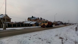 Рабочие продолжили уборку улиц Белгородского района от снега