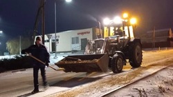 Коммунальщики с раннего утра вышли на расчистку территории Белгородского района от снега и льда