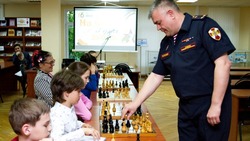 Росгвардеец провел мастер-класс по шахматам для белгородских детей