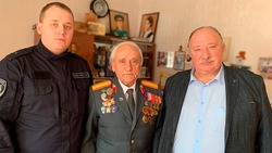 Полицейские поздравили с Днём рождения ветерана органов внутренних дел Михаила Трощилова
