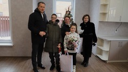 Вячеслав Гладков вручил ключи от нового жилья семьям с детьми-инвалидами