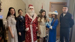 Полицейские ОМВД России по Белгородскому району провели новогоднюю акцию «Полицейский Дед Мороз»