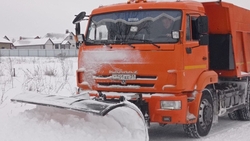 Коммунальщики Белгородского района продолжили уборку выпавшего за ночь снега