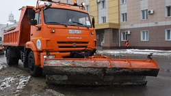 Рабочие продолжили уборку улиц Белгорода от снега