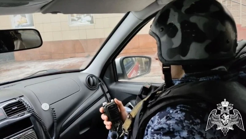 Белгородские росгвардейцы задержали мужчину в костюме Человека-паука с «оружием» в руках