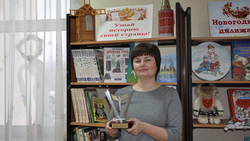 Заведующая Тавровской поселенческой библиотекой получила губернаторскую премию