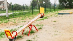 Рабочие установили ограждение на детской площадке в Никольском Белгородского района