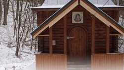 Рабочие восстановили купальню над источником Корсунской иконы Божьей Матери в Монастырском лесу