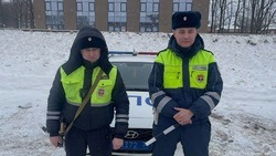 Белгородские госавтоинспекторы помогли водителю справиться с поломкой