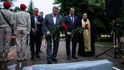Владимир Перцев возложил цветы к памятнику погибшим воинам в посёлке Майский